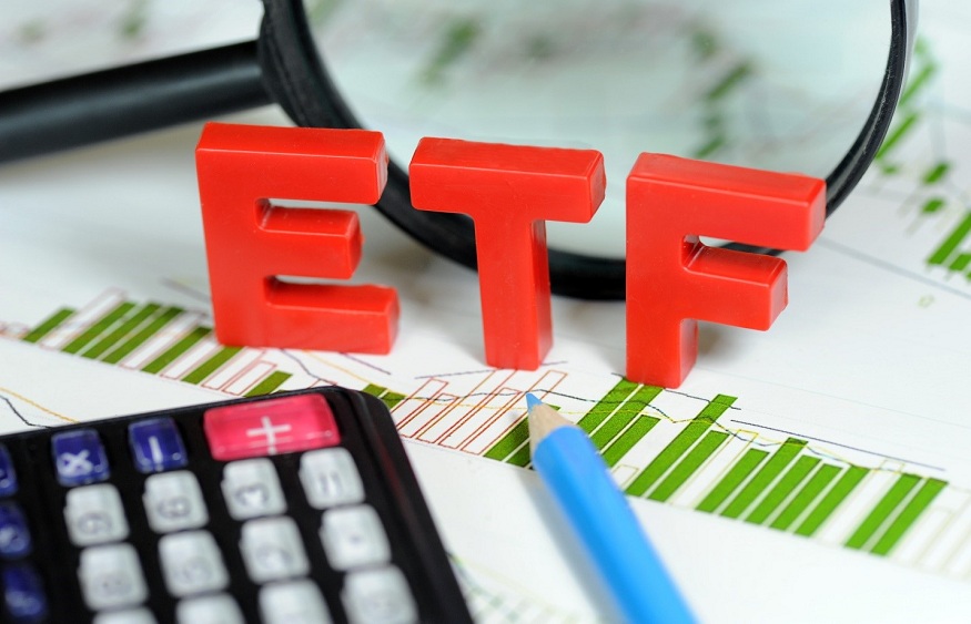 What are the Key Advantages and Risks of Investing in Exchange-Traded Funds (ETFs)?